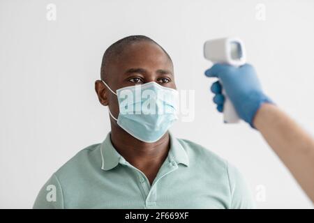 Pflege der Gesundheit des Patienten, Vorbereitung auf die Impfung der Bevölkerung und Überprüfung der Person zu Verfahren Stockfoto