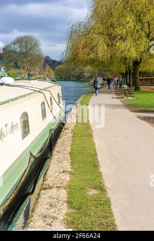 Menschen, die ihren täglichen Spaziergang während der Sperre entlang der Themse in Henley-on-Thames, Oxfordshire, England, Großbritannien, Unternehmen Stockfoto