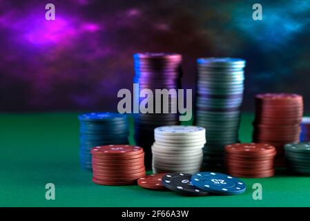 Viele mehrfarbige Poker-Chips auf dem Spieltisch. Stockfoto