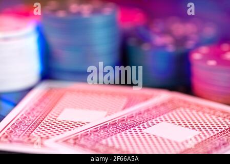 Spielkarten auf dem Hintergrund der Casino-Chips. Stockfoto