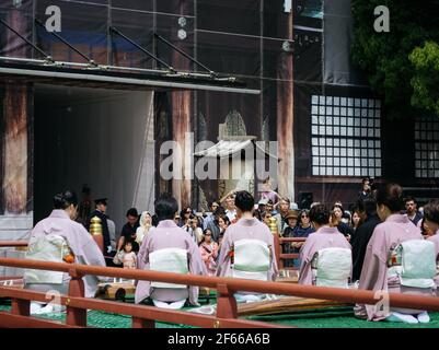 Tokio, Japan – Musikerinnen, die traditionelle Kleidung tragen und Koto spielen, ein japanisches Zupfinstrument mit Halb-Tube-Zither. Stockfoto