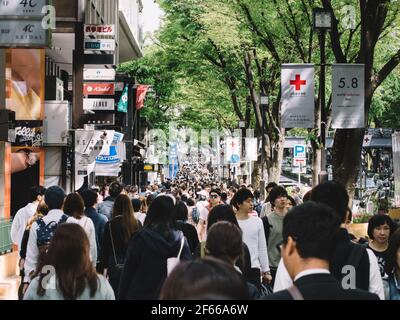 Shibuya, Tokio, Japan - die Straße war während der Goldenen Woche voll mit Menschen. Straße bei Omotesando und Harajuku. Stockfoto