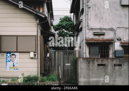 Tokio, Japan - Altes Haus mit einem Politiker-Poster an der Wand. Szene des gewöhnlichen Dorfes. Stockfoto