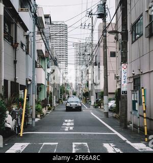 Tokio, Japan - EIN Taxi in einer Einbahnstraße im gewöhnlichen Dorf in Kiyosumi-Shirakawa. Stockfoto