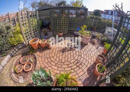 Der Londoner Vorstadtgarten wird unter blauem Himmel zum Leben erweckt Warmes Frühlingswetter am 30. März 2021 Stockfoto