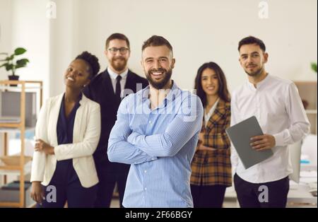 Glücklich lächelnd gut aussehende kaukasische Manager oder Teamleiter stehen mit Mitarbeiter Stockfoto