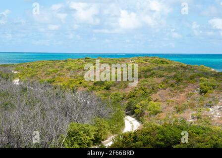 Der Blick von der Spitze eines Hügels auf eine Landstraße auf der Insel Grand Turk (Turks- und Caicos-Inseln). Stockfoto