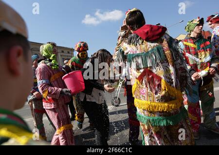 Wilamowice, Polen - 2. April 2018: Osterfest in Polen. Wilamowickie Smiergusty. Eine regionale, langjährige, volkstümliche Tradition konzentriert sich auf Pouri Stockfoto