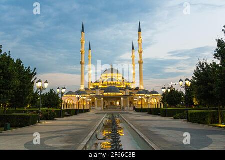 Abendansicht der Akhmad Kadyrow Moschee (offiziell als das Herz Tschetscheniens bekannt) in Grosny, Russland Stockfoto