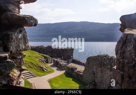 Blick auf Loch Ness und die Berge am gegenüberliegenden Ufer Durch die Ruinen von Urquhart Castle Stockfoto