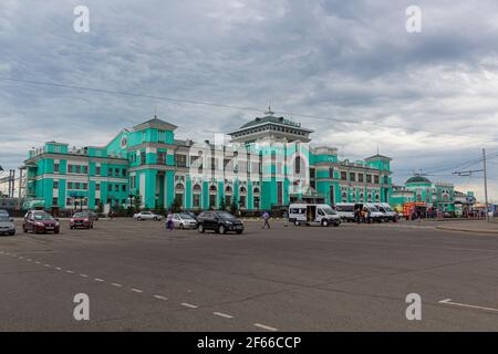 OMSK, RUSSLAND - 7. JULI 2018: Blick auf den Bahnhof in Omsk. Stockfoto