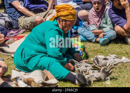 SONG KOL, KIRGISISTAN - 25. JULI 2018: Traditionelle kirgisische Filzteppichherstellung beim National Horse Games Festival am Ufer des Son Kol Sees Stockfoto