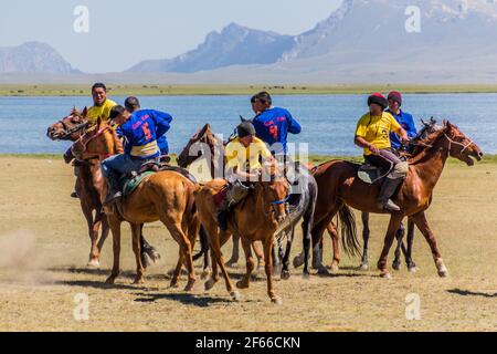 SONG KOL, KIRGISISTAN - 25. JULI 2018: Spieler von kok Boru (ulak tartysh), traditionelles Pferdespiel, mit einem Ziegenkadaver, bei den National Horse Games Fes Stockfoto