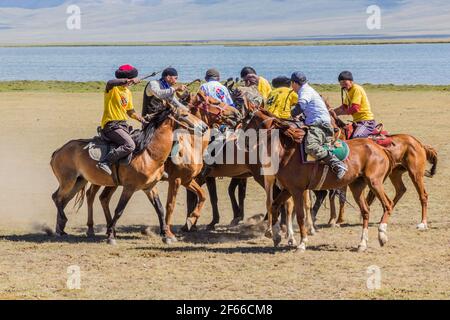 SONG KOL, KIRGISISTAN - 25. JULI 2018: Spieler von kok Boru (ulak tartysh), traditionelles Pferdespiel, mit einem Ziegenkadaver, bei den National Horse Games Fes Stockfoto