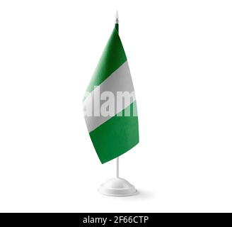 Kleine Nationalflagge der Nigeria auf weißem Hintergrund Stockfoto