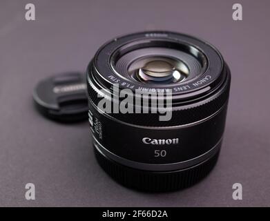 Canon 50mm Objektiv für die neue RF-Halterung - FRANKFURT, DEUTSCHLAND - 30. MÄRZ 2021 Stockfoto