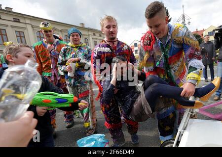 Wilamowice, Polen - 2. April 2018: Osterfest in Polen. Wilamowickie Smiergusty. Eine regionale, langjährige, volkstümliche Tradition konzentriert sich auf Pouri Stockfoto