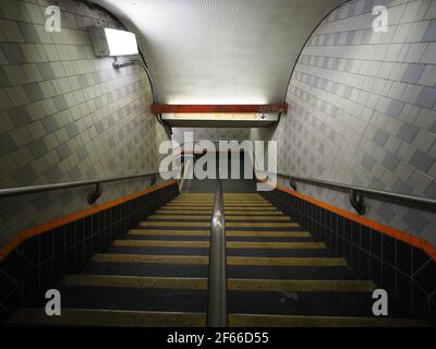 Nachtaufnahme der U-Bahnstation Chinatown in der Innenstadt von Boston. Stockfoto