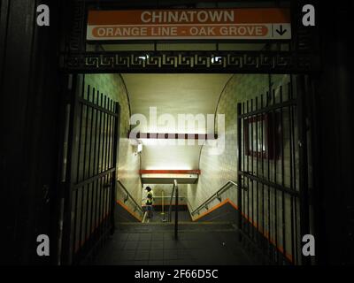 Nachtaufnahme der U-Bahnstation Chinatown in der Innenstadt von Boston. Stockfoto