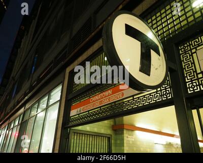 Nachtaufnahme der U-Bahnstation Chinatown in der Innenstadt von Boston. Stockfoto