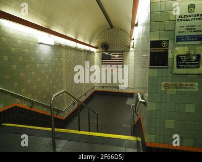 Nachtaufnahme der U-Bahnstation Chinatown in der Innenstadt von Boston. Stockfoto