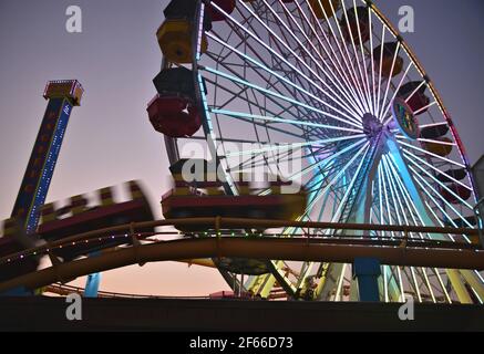 Sonnenuntergangslandschaft mit Panoramablick auf das Pacific Wheel, das weltweit einzige solarbetriebene Riesenrad im Santa Monica Amusement Park in Kalifornien, USA. Stockfoto