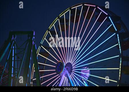 Panoramablick auf das Pacific Wheel im Santa Monica Amusement Park in Kalifornien, USA. Stockfoto