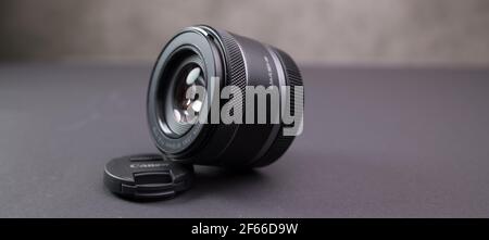 Canon 50mm Objektiv für die neue RF-Halterung - FRANKFURT, DEUTSCHLAND - 30. MÄRZ 2021 Stockfoto