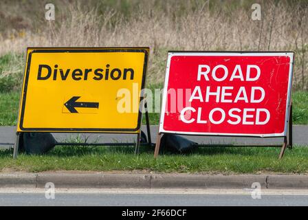 Britische Straße gesperrt und Umleitung temporäre Verkehrszeichen. Stockfoto