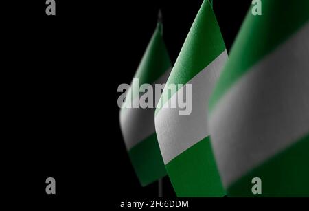 Kleine Nationalflaggen der Nigeria auf schwarzem Hintergrund Stockfoto