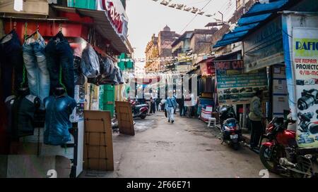 Kolkata, Westbengalen, Indien - Januar 2018: Eine Marktstraße in Metro Gali in der Esplanade der Stadt Kolkata. Stockfoto