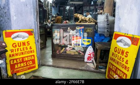 Kolkata, Westbengalen, Indien - Januar 2018: Rot-gelbes Schild vor einem alten Waffen- und Munitionslager auf den Straßen der Stadt Kolkata. Stockfoto