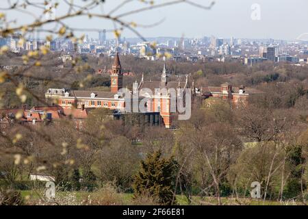 London, UK, 30. März 2021: Dulwich College vom Hügel in der Nähe von Dulwich Woods. Anna Watson/Alamy Stockfoto