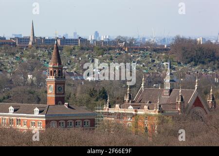 London, UK, 30. März 2021: Dulwich College vom Hügel in der Nähe von Dulwich Woods. Anna Watson/Alamy Stockfoto