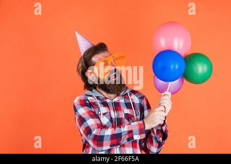 ich mag es. Stilvolle männliche Spaß am Geburtstag. Bärtiger Mann feiern Urlaub. Jahrestag. Überraschung für ihn. Event-Manager mit Geschenk. Reifen Kerl in Stockfoto