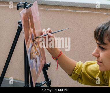 Malerei Künstler Zeichnung ein Bild auf einer Terrasse, Maler, Palette und Pinsel Stockfoto