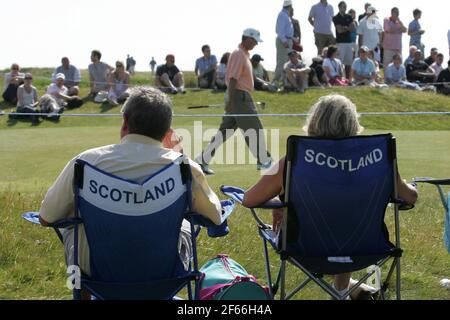 Senior Golf Royal Troon 2008, Ayrshire, Schottland Großbritannien. Zwei Personen, Mann und Frau, saßen auf Liegestühlen, klappbaren Campingstühlen mit Schottland auf der Rückseite Stockfoto