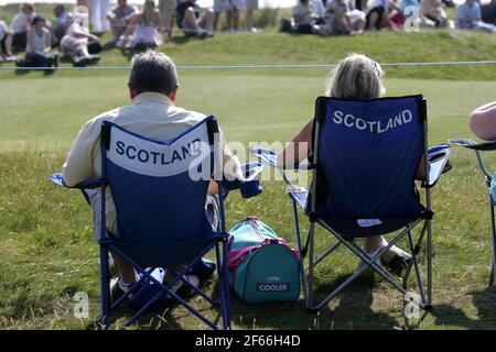 Senior Golf Royal Troon 2008, Ayrshire, Schottland Großbritannien. Zwei Personen, Mann und Frau, saßen auf Liegestühlen, klappbaren Campingstühlen mit Schottland auf der Rückseite Stockfoto