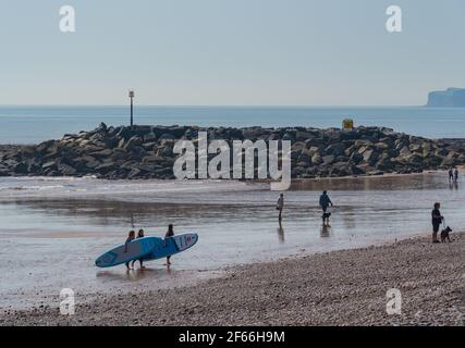 Sidmouth, Devon, Großbritannien. März 2021, 30th. UK Wetter: Die Menschen strömen in den Badeort Sidmouth, Devon, um die herrliche Sonne zu genießen, während die Südküste in einer Mini-März-Hitzewelle abecht. Kredit: Celia McMahon/Alamy Live Nachrichten Stockfoto