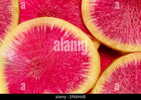 Rettich in dünne Scheiben geschnitten für Salat auf einem weißen Teller. Isolate. Speicherplatz kopieren. Stockfoto