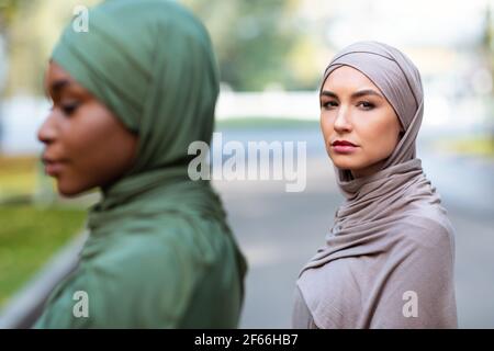 Zwei Verschiedene Muslimische Frauen Posieren Im Freien, Tragen Traditionelle Hijab Stockfoto