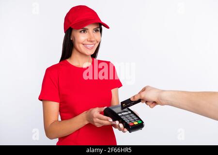 Foto von jungen glücklich fröhlich schönen Service Mädchen halten Terminal Bargeldlose Zahlung auf grauem Hintergrund isoliert Stockfoto