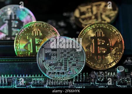 Bitcoin-Münzen werden auf einem Computergerät gestapelt. Die Idee der digitalen Münzpreise sinkt, wird heruntergefahren und der Bergbau wird gestoppt. Stockfoto