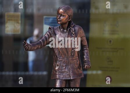 Die Statue der Klimaaktivistin Greta Thunberg, die vor dem West Down Center der University of Winchester in Winchester, Hampshire, installiert wurde. Bilddatum: Dienstag, 30. März 2021. Stockfoto