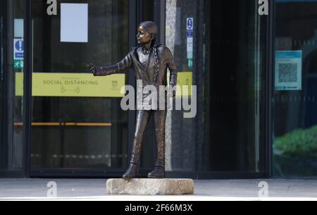 Die Statue der Klimaaktivistin Greta Thunberg, die vor dem West Down Center der University of Winchester in Winchester, Hampshire, installiert wurde. Bilddatum: Dienstag, 30. März 2021. Stockfoto