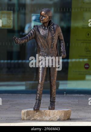 Die Statue der Klimaaktivistin Greta Thunberg, die vor dem West Down Center der University of Winchester in Winchester, Hampshire, installiert wurde. Bilddatum: Dienstag, 30. März 2021. Stockfoto