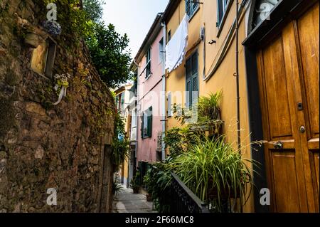 Porto Venere, Ligurien, Italien. Juni 2020. Typische Nebenallee im Herzen der Stadt: Sie werden Carruggio genannt. Auf der rechten Seite die Türen des ho Stockfoto