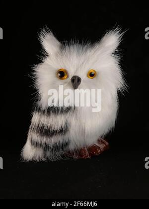 Spielzeugfiguren von Eule und Papageien in verschiedenen Formen und Größen Stockfoto