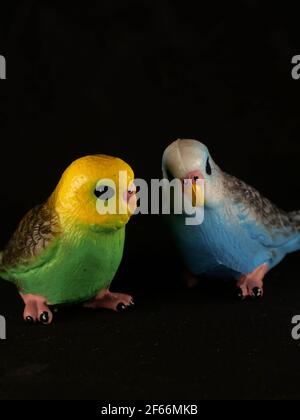 Spielzeugfiguren von Eule und Papageien in verschiedenen Formen und Größen Stockfoto