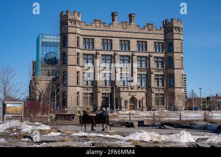 Ottawa, Ontario, Kanada - 20. März 2021: Besucher genießen den Außenbereich rund um das Canadian Museum of Nature. Stockfoto